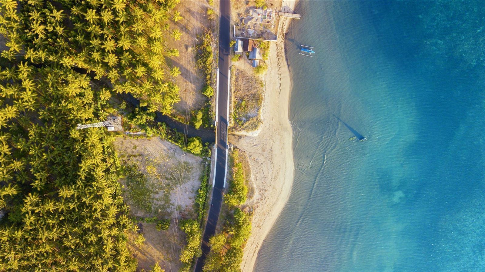 Wunderschöne Küste mit Palmen auf Lombok